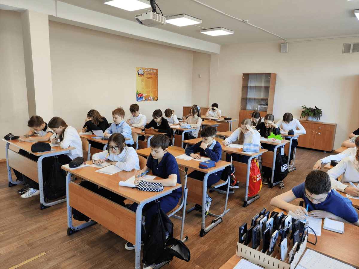 Школьники пишут олимпиаду в учебном классе