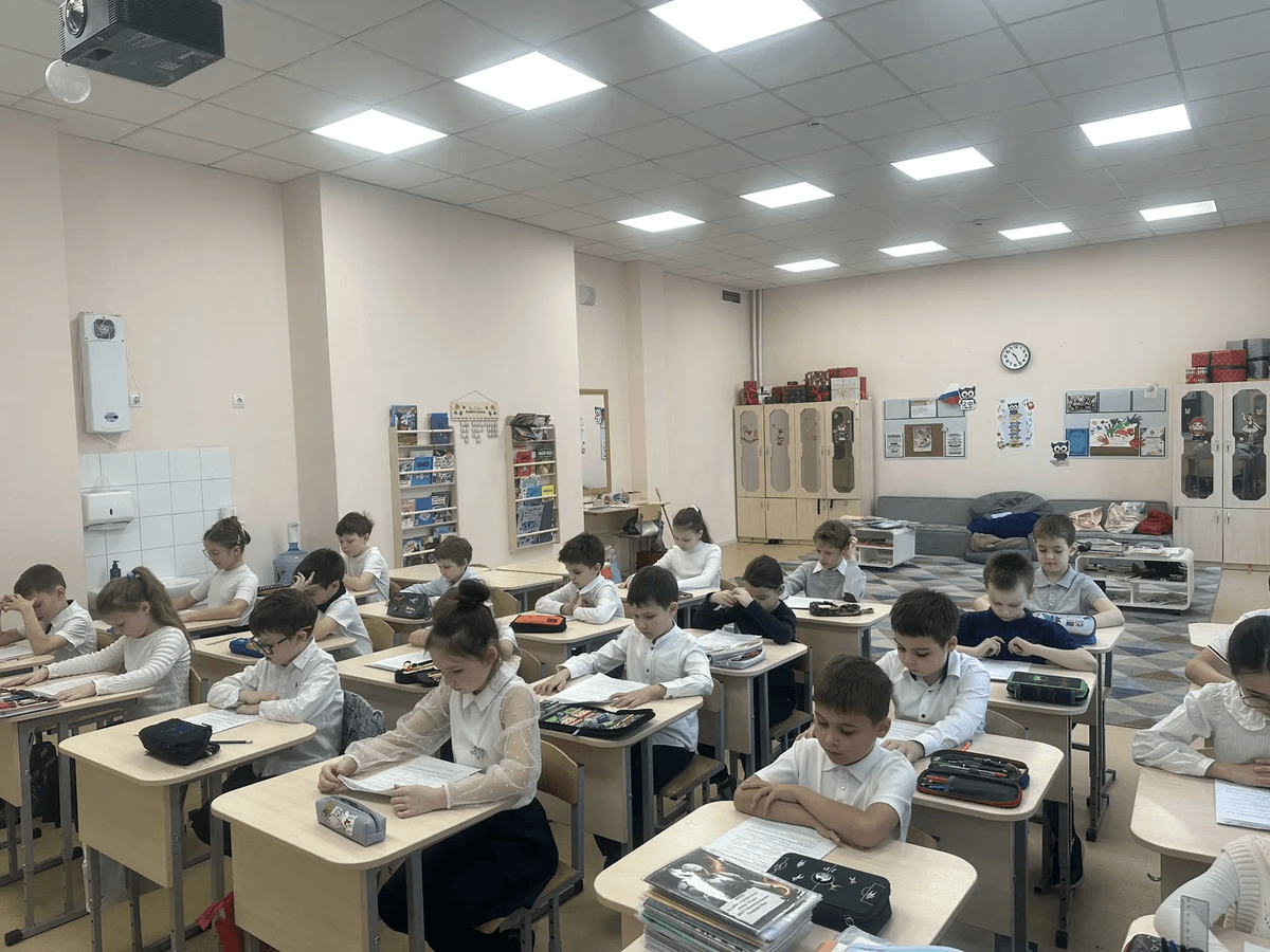 Участники олимпиады выполняют задания в классе